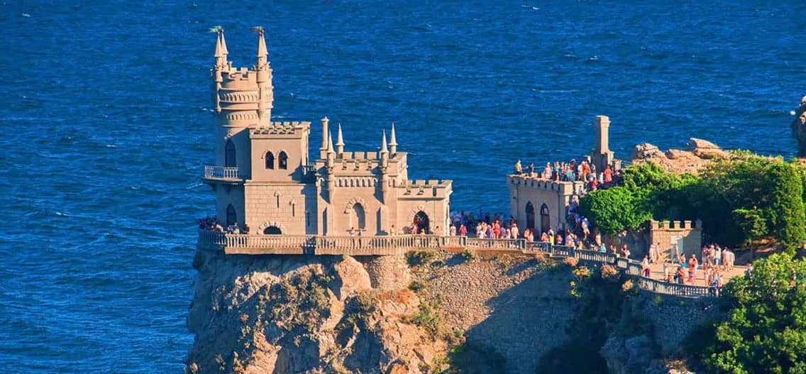 Ласточкино гнездо – самое популярное место Крыма около моря